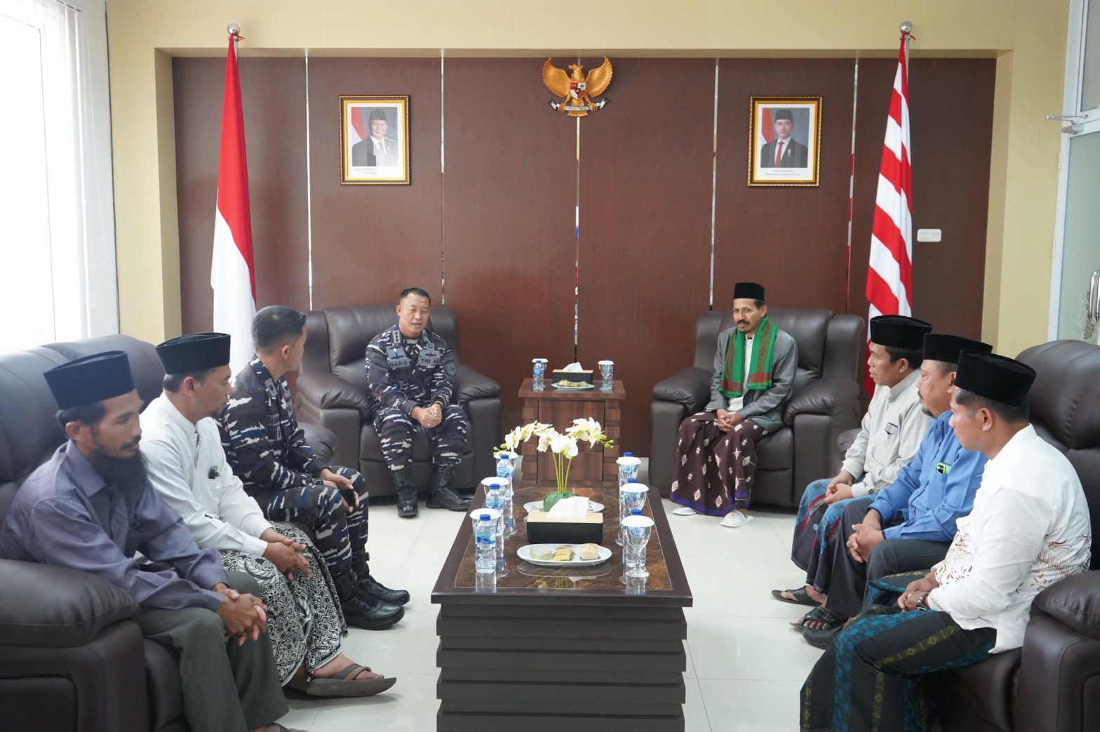 Kyai W Zainal Abidin ( Rois ), Kyai Jamzuri ( Anggota Rois ), Kyai Tohir ( Katib ), Kyai Choirul Khundori ( Mudir ), Kyai Mudhofir ( Sekretaris ), H. Amri Juharza ( Aminusunduq ) Jatman Wustha Riau Masa Khidmah 2025-2030 Bersama Kolonel Laut (P) Abdul Haris Danlanal Dumai Beserta Jajaran